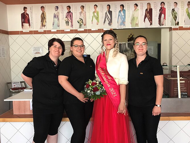 Unsere Spargelverkäuferinnen mit der Spargelkönigin  Unsere Spargelverkäuferinnen mit der Spargelkönigin