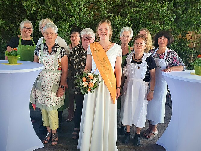 Spargelkönigin Annemarie umringt vom Landfrauenverein Herbsleben 