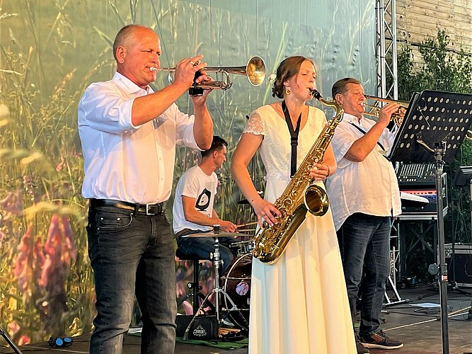 Spargelkönigin 2022 und Saxophonspielerin einer Band - Multitalent Annemarie